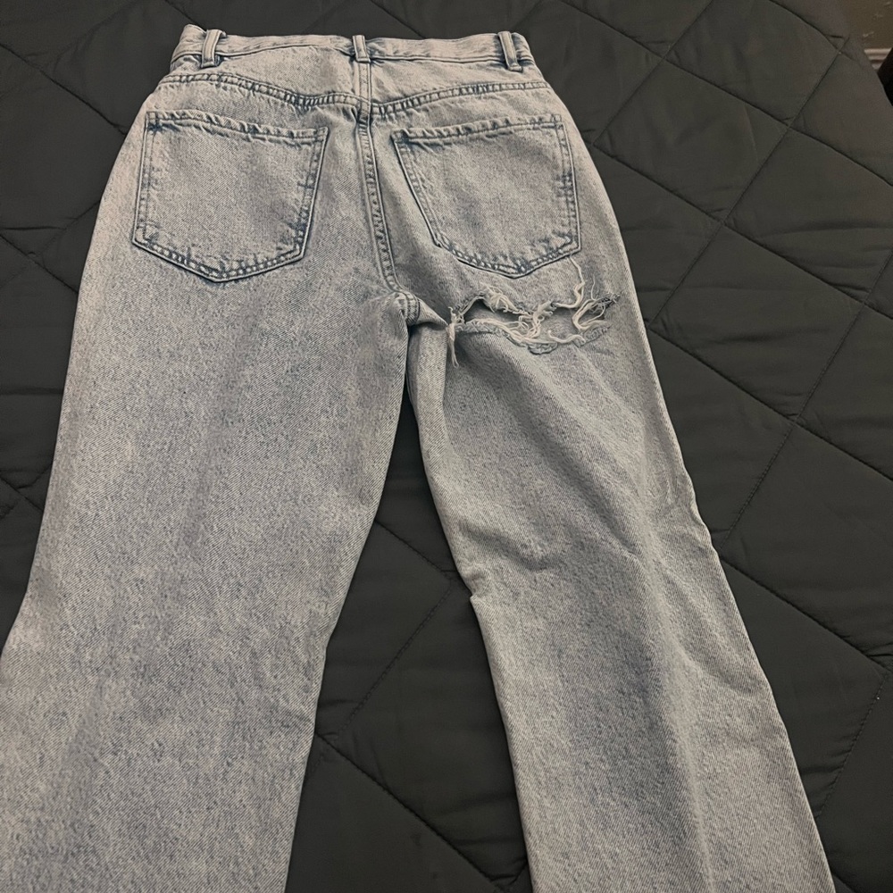 Light Pacsun jeans with rip on the back